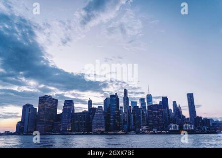 Stadtbild des Finanzviertels bei Sonnenuntergang mit 120 Wall Street, Continental Center und Freedom Tower, Manhattan, New York, USA Stockfoto