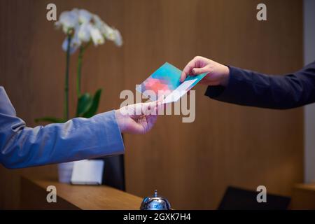 Paar auf einer Geschäftsreise tun Check-in im hotel Stockfoto