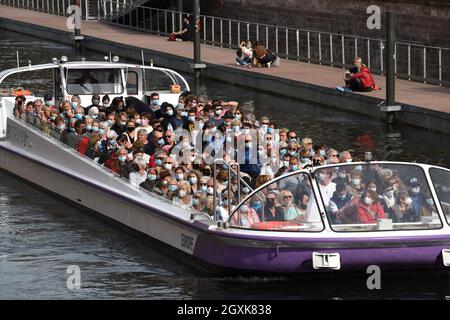 Touristen tragen Covid Pandemie Gesichtsmasken auf Sight Seeing Boot Strasbourg Frankreich 2021 Coronavirus Virus Tourismus Urlaub Reisen Urlaub Passagiere Stockfoto