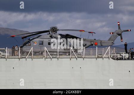 148826, ein von der Royal Canadian Air Force betriebener Sikorsky CH-148 Cyclone-Hubschrauber an Bord von HMCS Fredericton (FFH-337), einer von der Royal Canadian Navy betriebenen Fregatte der Halifax-Klasse (oder City-Klasse). Das Schiff wird an Greenock auf dem Firth of Clyde vorbeifahren sehen, als sie sich aufmacht, um an den militärischen Übungen Dynamic Mariner 2021 und Joint Warrior 21-2 teilzunehmen. Stockfoto