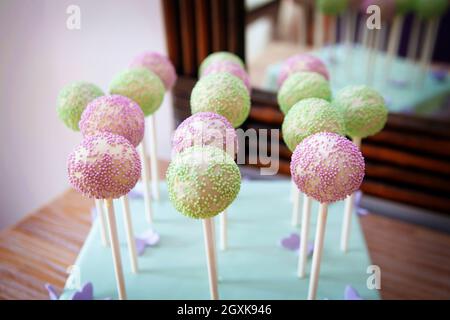 Pinke und grüne Cake-Pops auf einem Kuchen auf einer Party Stockfoto