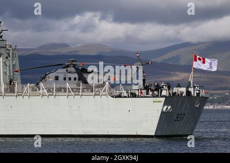 148826, ein von der Royal Canadian Air Force betriebener Sikorsky CH-148 Cyclone-Hubschrauber an Bord von HMCS Fredericton (FFH-337), einer von der Royal Canadian Navy betriebenen Fregatte der Halifax-Klasse (oder City-Klasse). Das Schiff wird an Greenock auf dem Firth of Clyde vorbeifahren sehen, als sie sich aufmacht, um an den militärischen Übungen Dynamic Mariner 2021 und Joint Warrior 21-2 teilzunehmen. Stockfoto