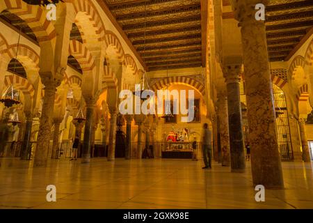 CORDOBA, SPANIEN - 11. August 2021 - Bögen im Gebetsraum der Mezquita (Moschee), Cordoba, Spanien Stockfoto