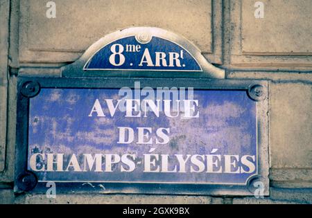 PARIS Vintage Schild Retro Paris verwittert alten Stil Straße Plakette "Avenue des Champs-Elysees" 8me ARRT. 8. Arrondissement Paris Stadtzentrum historische französische Attraktion Frankreich Stockfoto
