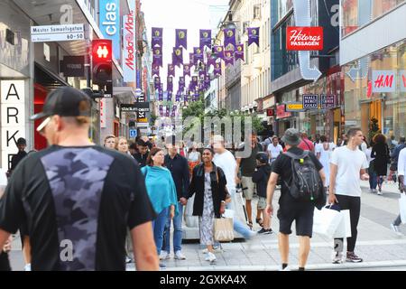 Stockholm, Schweden - 29. Juli 2021: Blick auf die geschäftige Fußgängerzone Drottninggatan Straße in der Innenstadt von Stockholm. Stockfoto