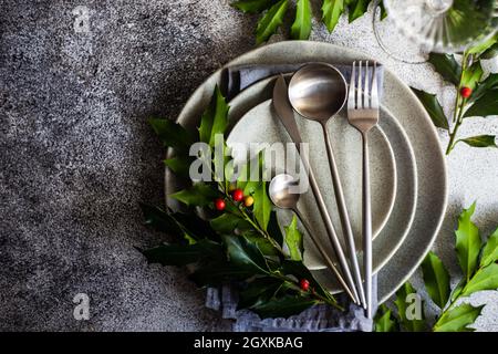 Festlicher Ort mit Stechpalme Dekorationen für Weihnachten Stockfoto