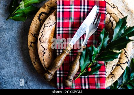 Festlicher Ort mit Stechpalme Dekorationen für Weihnachten Stockfoto