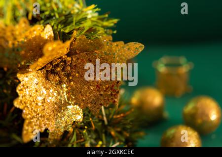 Weihnachtsbaum Gold Ornamente. Festlicher Makro-Hintergrund. Schönes Spielzeug auf den Zweigen. Glitzernder, heller, unscharfer Hintergrund, Bokeh-Kopierbereich. Wunderschön Stockfoto