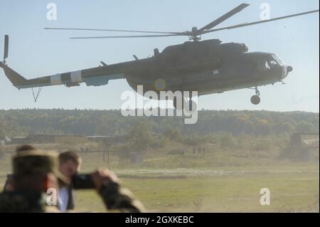 Hubschrauber während der internationalen militärischen Übungen gesehen 'Rapid Trident - 2021'. Auf dem Territorium des Internationalen Zentrums für Friedenssicherung und Sicherheit der Nationalen Akademie der Landstreitkräfte, benannt nach Hetman Petro Sahaidachny, finden ukrainisch-amerikanische Kommando- und Stabsübungen mit Truppen "Rapid Trident - 2021" statt, die am 20. September begonnen haben und bis zum 1. Oktober 2021 dauern werden. An den Übungen nehmen Soldaten aus 15 Ländern Teil (Ukraine, USA, Deutschland, Bulgarien, Georgien, Italien, Polen, Rumänien, Großbritannien und andere). Insgesamt sind etwa 6,000 Soldaten an Th beteiligt Stockfoto