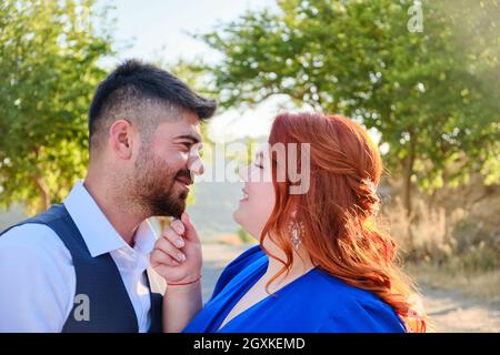 Frau berührt Mann lächelnd Stockfoto