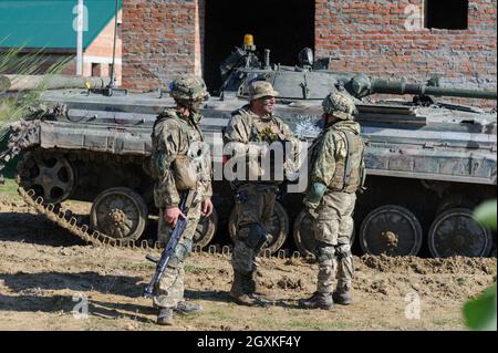 Ukrainisches Militär während der internationalen Militärübungen 'Rapid Trident - 2021' gesehen. Auf dem Territorium des Internationalen Zentrums für Friedenssicherung und Sicherheit der Nationalen Akademie der Landstreitkräfte, benannt nach Hetman Petro Sahaidachny, finden ukrainisch-amerikanische Kommando- und Stabsübungen mit Truppen "Rapid Trident - 2021" statt, die am 20. September begonnen haben und bis zum 1. Oktober 2021 dauern werden. An den Übungen nehmen Soldaten aus 15 Ländern Teil (Ukraine, USA, Deutschland, Bulgarien, Georgien, Italien, Polen, Rumänien, Großbritannien und andere). Insgesamt sind etwa 6,000 Militärangehörige involviert Stockfoto