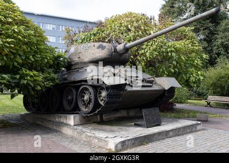 Gliwice, Polen - 24. September 2021. Dieser sowjetische Panzer T-34 85 war Teil der Streitkräfte der Roten Armee, die Gliwice 1945 befreiten. Viele Kriegsschäden daran Stockfoto