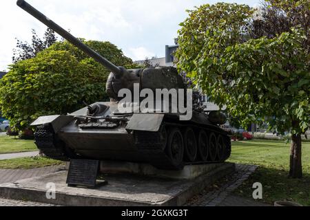 Gliwice, Polen - 24. September 2021. Dieser sowjetische Panzer T-34 85 war Teil der Streitkräfte der Roten Armee, die Gliwice 1945 befreiten. Viele Kriegsschäden daran Stockfoto