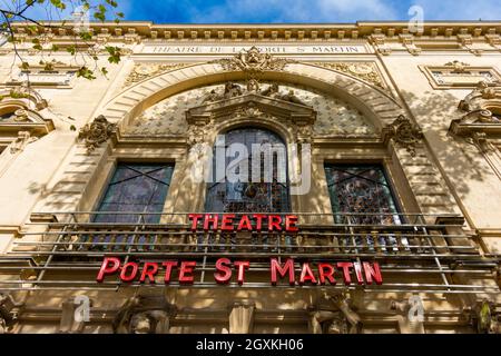 Außenansicht der Fassade des Theaters Porte Saint-Martin am Boulevard Saint-Martin im 10. Arrondissement von Paris, Frankreich Stockfoto