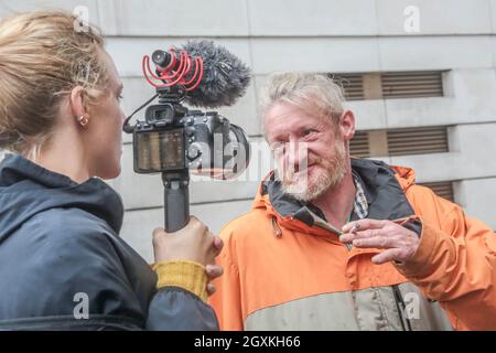 London, England, Großbritannien. Oktober 2021. Highbury Corner Magistrates Court, London, Großbritannien, 5. Oktober 2021. Der Öko-Aktivist Digger Down (Scott Breen, 47) interviewte das Londoner Amtsgericht Highbury Corner. Heute ging er wegen angeblicher Vergehen im Zusammenhang mit dem Baumschutzlager und den Tunneln, die zwischen dem 28. August 2020 und Februar 2021 in den Euston Square Gardens errichtet wurden, vor Gericht. Die Umweltaktivisten protestierten gegen die umstrittenen Â£100 Mrd. High Speed 2-Pläne, die vom Woodland Trust wiederholt als "eine ernste Bedrohung für die alten Wälder Großbritanniens" definiert wurden. (Bild: © Sabrina Merolla Stockfoto