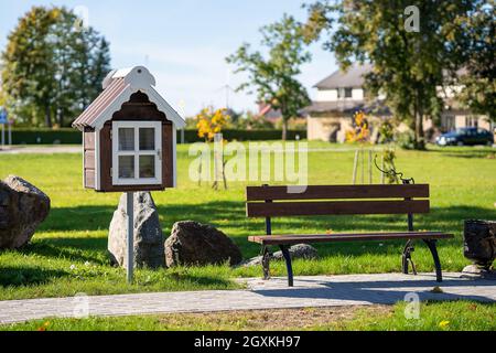 Kostenloses Mini-Haus im Garten zur gemeinsamen Nutzung von Büchern Stockfoto