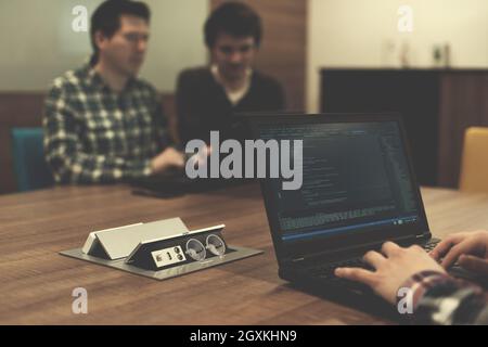 Software Entwickler schreiben Code einlesen auf Laptop Stockfoto