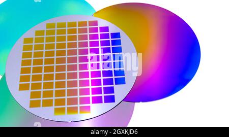 Mehrere Silizium-Wafer mit gedruckter Schaltung und unterschiedlicher Farbe. Bannerformat. Stockfoto