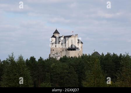 Olsztyn, Polen - 26. September 2021. Das königliche Schloss von Bobolice wurde Anfang des 14. Jahrhunderts von König Casimir III. Dem Großen erbaut. Selektiver Fokus Stockfoto