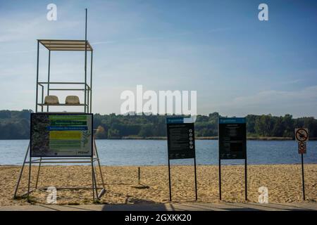 Posen, Wielkopolska, Polen. Oktober 2021. Am Rusalka See nach der Saison. Im Sommer ist es einer der am meisten überfüllten Wasserreservoirs der Stadt. Heute war der letzte Tag von schönem, fast sommerlichen Wetter, aber da die Feiertage vor über einem Monat zu Ende gingen, ruhten nur wenige Menschen am Wasser. Auf dem Bild: Der leere Rettungsschwimmerstand. (Bild: © Dawid Tatarkiewicz/ZUMA Press Wire) Stockfoto