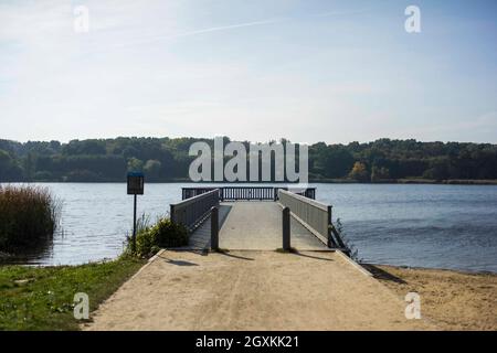 Posen, Wielkopolska, Polen. Oktober 2021. Am Rusalka See nach der Saison. Im Sommer ist es einer der am meisten überfüllten Wasserreservoirs der Stadt. Heute war der letzte Tag von schönem, fast sommerlichen Wetter, aber da die Feiertage vor über einem Monat zu Ende gingen, ruhten nur wenige Menschen am Wasser. Im Bild: Die leere Plattform. (Bild: © Dawid Tatarkiewicz/ZUMA Press Wire) Stockfoto