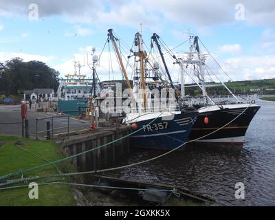 Fischerboote vor Anker im Hafen von Kirkcudbright, Dumfries & Galloway im Jahr 2021. Die Stadt ist nach Saint Cuthbert benannt, dessen Überreste hier nach der Exhumierung in Lindisfarne aufbewahrt wurden, später in der Chester-le-Street. Seit 1455 ist sie Pfarrei und Königlicher Burgh und ist traditionell die Kreisstadt. Der hier zu sehende Fluss Dee fließt in die Irische See. Nach seiner Niederlage in der Schlacht von Towton überquerte König Heinrich VI. Von England im August 1461 den Solway Firth und landete mit seinen Truppen zur Unterstützung von Königin Margaret in Linlithgow in Kirkcudbright. Stockfoto