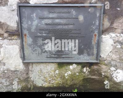 Plakette auf der Tongland Bridge in der Nähe von Kirkcudbright, Dumfries & Galloway, Schottland. Es wurde von Thomas Telford (1757-1834) entworfen. In der Nähe befindet sich das Wasserkraftwerk Tongland. Die Brücke war zum Zeitpunkt ihrer Errichtung die erste große in Schottland. Sie wurde in den Jahren 1804-8 erbaut und ersetzte eine ältere Brücke stromaufwärts und war die erste Brücke, die anstelle eines massiven Mauerbogens gewichtssparende hohle Rippenspandrels hatte. Obwohl die Bauweise wunderschön ist, kann die ganze Pracht nur von Spaziergängern auf dem nahe gelegenen Fußweg am Fluss geschätzt werden, wie man sie von der Straße über nicht in ihrer Gesamtheit sehen kann. Stockfoto