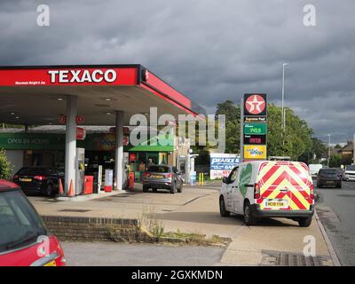 Sittingbourne, Kent, Großbritannien. Oktober 2021. Texaco-Tankstelle eine der teuersten in Sittingbourne, Kent, die heute Nachmittag 145.9 Pence für bleifrei und 147.9 Pence pro Liter für Diesel berechnet, so das große Preisschild. Kredit: James Bell/Alamy Live Nachrichten Stockfoto