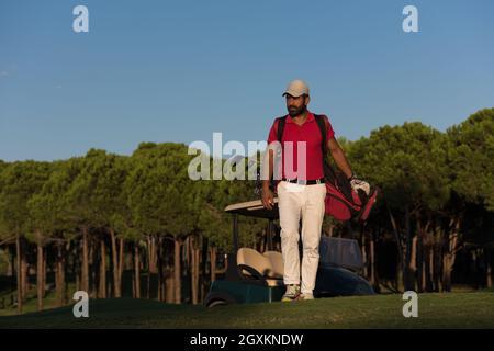 schöne orientalische Golfer Tragetasche Golf und Wandern im Kurs zum nächsten Loch Stockfoto