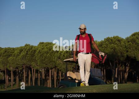 schöne orientalische Golfer Tragetasche Golf und Wandern im Kurs zum nächsten Loch Stockfoto