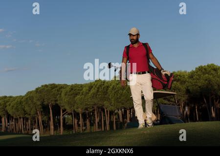 schöne orientalische Golfer Tragetasche Golf und Wandern im Kurs zum nächsten Loch Stockfoto