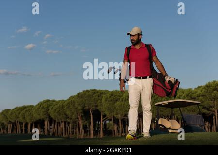 schöne orientalische Golfer Tragetasche Golf und Wandern im Kurs zum nächsten Loch Stockfoto