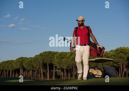 schöne orientalische Golfer Tragetasche Golf und Wandern im Kurs zum nächsten Loch Stockfoto