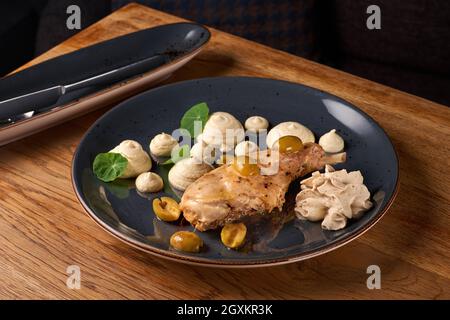 Schmackhafter würziger Kanincheneintopf in Tomatensauce mit Weißwein und Kräutern aus nächster Nähe auf dem Tisch, serviert in einem Restaurant, Menü-Food-Konzept. Stockfoto