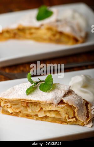 österreichischer Apfelstrudel auf weißen Tellern Stockfoto
