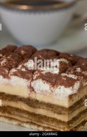 Tiramisu auf einem Teller mit Kaffee Stockfoto