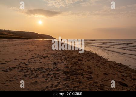 Sonnenuntergang am Poppit Sands mit Blick auf Cemaes Head, einem beliebten Sturmstrand an der Mündung des Flusses Teifi, Wales Stockfoto