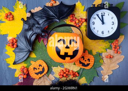 Halloween-Kürbiskopf Im Gespenstischen Holzhintergrund Stockfoto - Bild