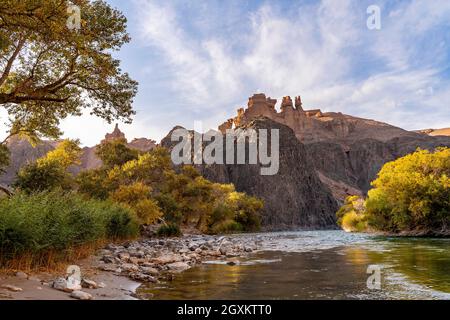 Schöner Herbst in der Charyn-Schlucht in der Nähe von Almaty, Kasachstan Stockfoto