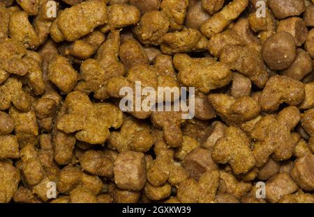 Trockene Katzenfutter-Stücke mit Nahaufnahme Makro-Details. Gesunde Katzennahrung, direkt über dem Vollbildbild. Stockfoto