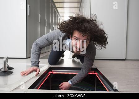 Junge IT-Techniker Anschlussleitungen im Serverraum an modernen Data Center Stockfoto