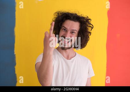 Porträt eines schönen Jünglings mit lustigen Haaren über Hintergrundfarbe mit Exemplar verschiedene Emotionen auszudrücken Stockfoto