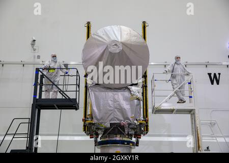 Die NASA-Raumsonde Lucy wird während der letzten Vorbereitungen am 8. September 2021 in Titusville, Florida, an einem stationären Arbeitsplatz in der Astrotech Space Operations Facility befestigt. Lucy wird über einen geschätzten Zeitraum von 12 Jahren wie nie zuvor die Erforschung von Astroloiden erleben. Stockfoto