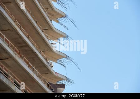 Stahl, der während des Bauens aus einer Betonwand herausragt Stockfoto