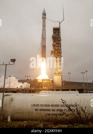 Die United Launch Alliance ATLAS V Rakete mit der NASA Landsat 9 Raumsonde an Bord hebt vom Space Launch Complex 3, Vandenberg Space Force Base ab 27. September 2021 in Lompoc, Kalifornien. Stockfoto