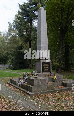 Pszczyna, Polen - 28. September 2021. Sowjetische Kriegsgräber und Gedenkstätte in Pszczyna. Über 12,000 Gräber der Soldaten und Offiziere der Roten Armee, die gefallen sind Stockfoto