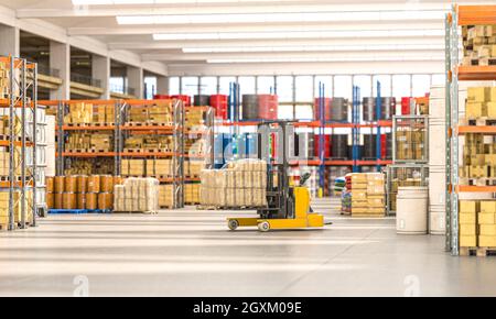 Gabelstapler, der Pakete innerhalb einer Fabrik transportiert. 3d-Rendering. Stockfoto