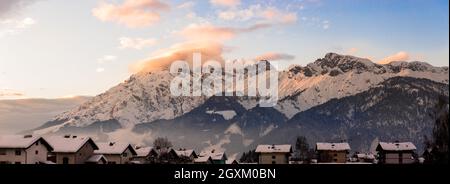 Die idyllische Landschaft mit schneebedeckten Bergen in der Abendsonne, Alpen, Österreich Stockfoto