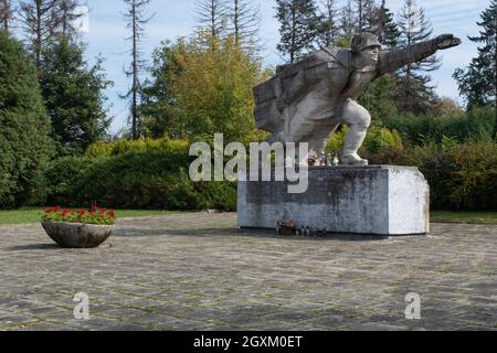 Bielsko-Biala, Polen - 28. September 2021. Friedhof und Gedenkstätte des sowjetischen Krieges in Bielsko-Biala. Neben 11,000 Gräbern der Soldaten der Roten Armee und der Offiziers Stockfoto