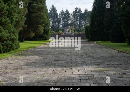 Bielsko-Biala, Polen - 28. September 2021. Friedhof und Gedenkstätte des sowjetischen Krieges in Bielsko-Biala. Neben 11,000 Gräbern der Soldaten der Roten Armee und der Offiziers Stockfoto